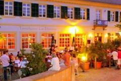 Gäste sitzem auf dem Vorplatz